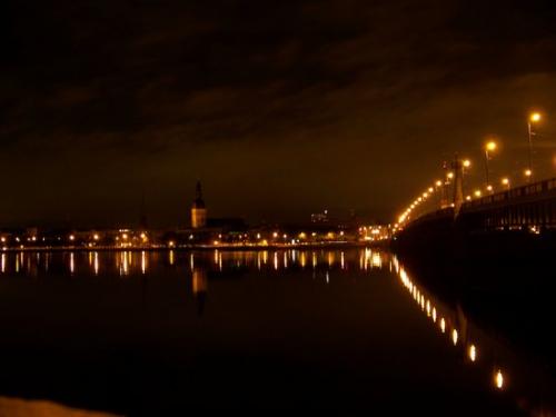 Rigaer Bruecken bei Nacht (100_0315.JPG) wird geladen. Eindrucksvolle Fotos aus Lettland erwarten Sie.